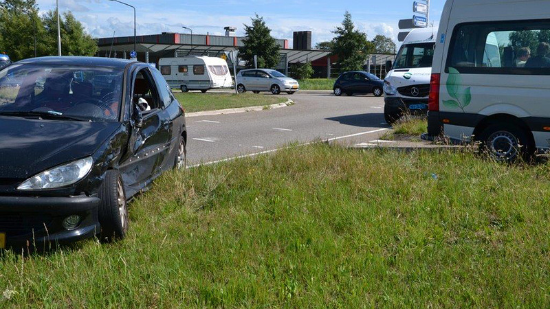 Bestuurder gewond bij zware botsing met taxibusje op N242 in Heerhugowaard