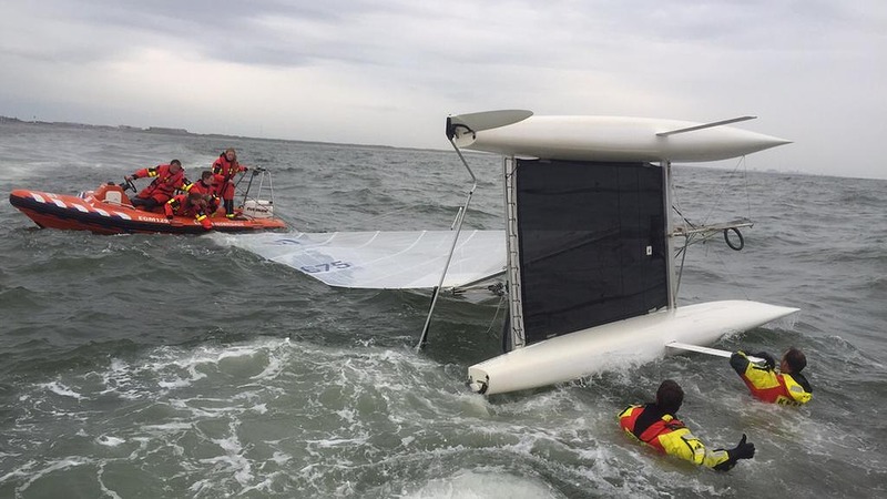 Snelle actie reddingsbrigade voor zeilers omgeslagen catamaran bij Egmond