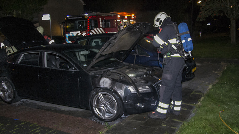 Geparkeerde auto in Heerhugowaard in brand gestoken