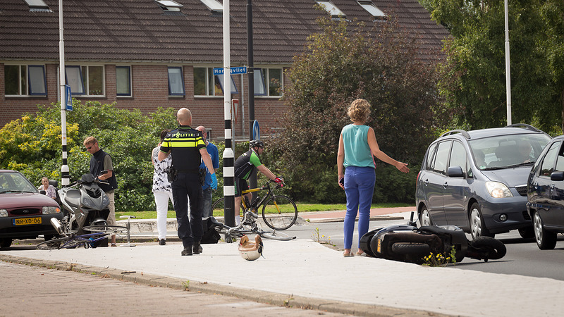Fietsster en scooterrijder gewond bij aanrijding op de Amstel
