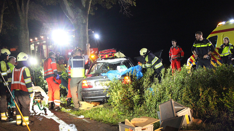 Automobilist verliest controle over voertuig en rijdt tegen boom bij Schoorldam