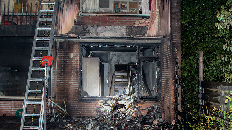 Opkomende brandweervrijwilliger ontdekt brand bij woning met hennepkwekerij