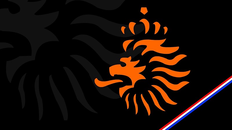 AZ-spelers Dabney dos Santos en Stijn Spierings in Oranjeselectie O20 tegen Frankrijk