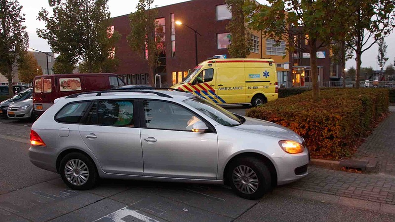 Auto  botst op bermblok bij uitparkeermanoeuvre