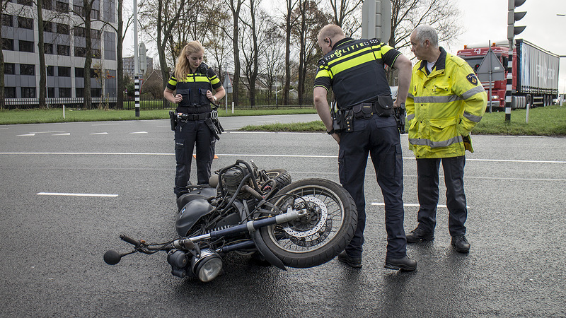 Opnieuw motorrijder ten val op 'blackspot' verkeersplein Kooimeer