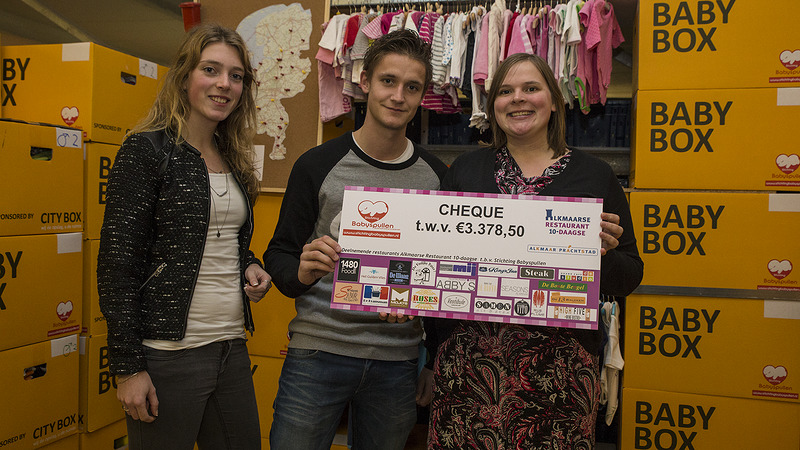 Stichting Babyspullen blij met cheque Restaurant10-Daagse