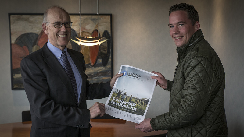 Eerste 'Langedijk Centraal krant' uitgereikt aan burgemeester Cornelisse