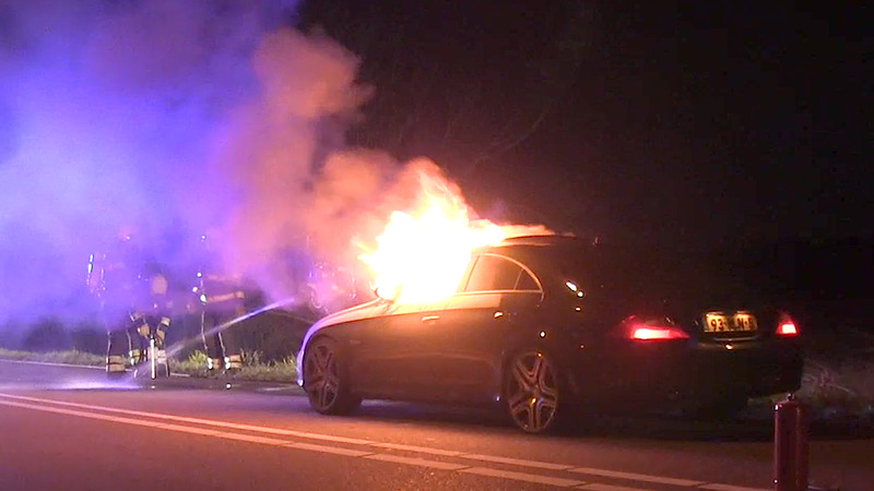 Kostbare Mercedes CLS63 AMG brandt uit op N504 (VIDEO)