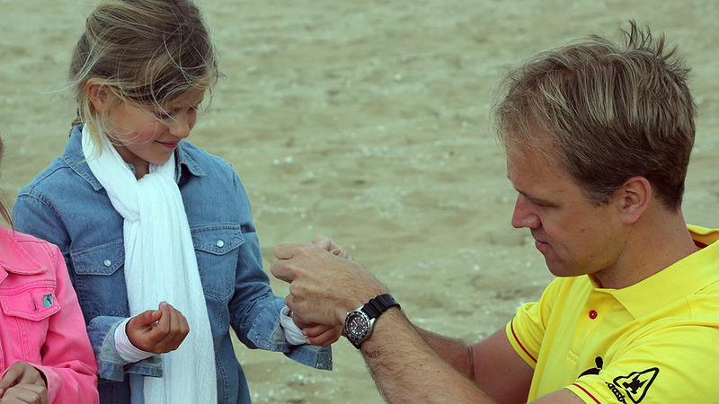 Chase van PAW bij aftrap campagne 06-polsbandjes tegen kindervermissing op strand