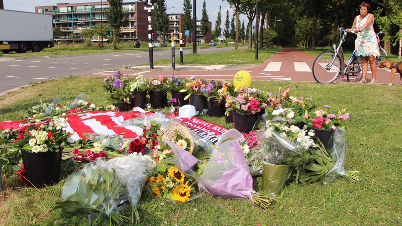 Bloemen op kruispunt Westtangent/Oosttangent voor overleden 28-jarige man