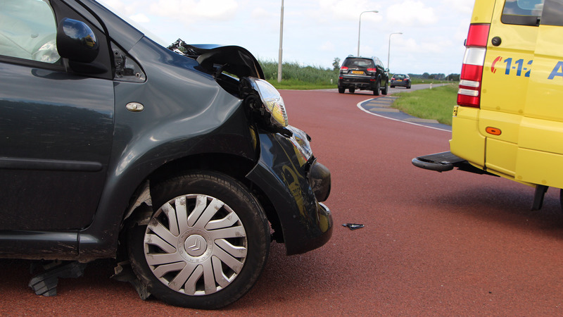 Kop-staartbotsing op Huigendijk: beide Citroëns flink beschadigd