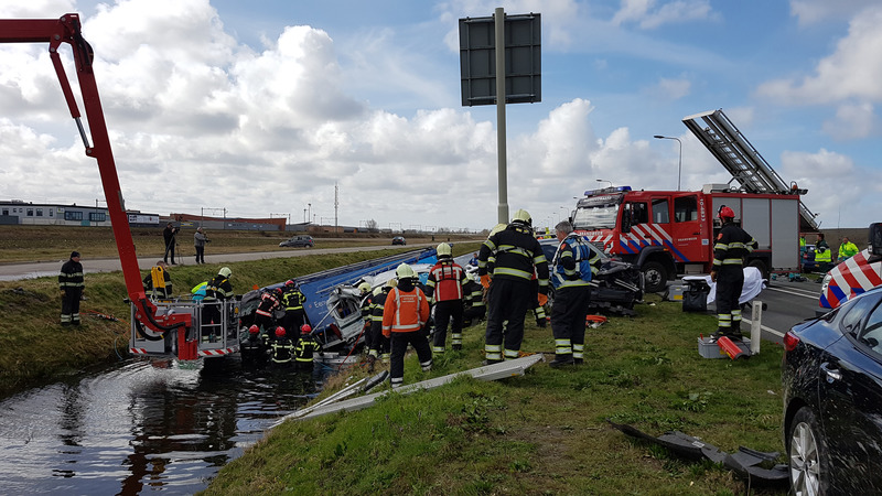 Groot ongeval met beknelde chauffeur te water op N242 in Heerhugowaard