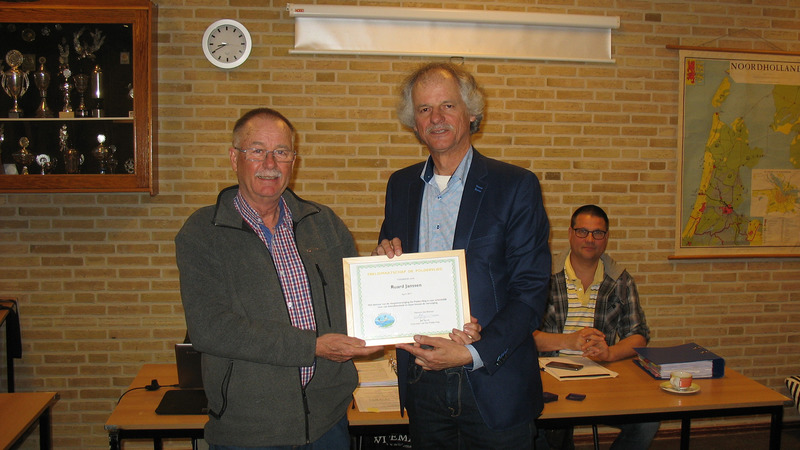 Ruard Janssen benoemd tot erelid bij Vliegvisclub De Poldervlieg
