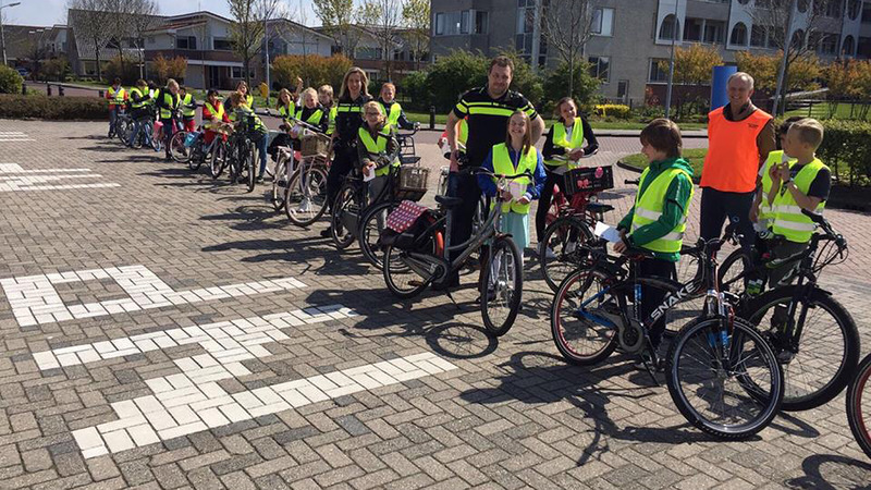 Wijkagenten van Langedijk keuren fietsen voor fietsexamen