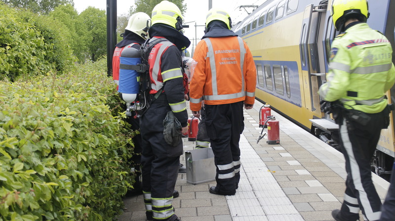 Brandstichting in trein leidt tot vertraging en uitrukken brandweer en ambulance