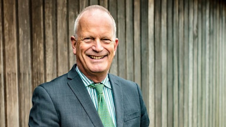 Burgemeester Hoekema door het stof voor illegale compensatie inkomen