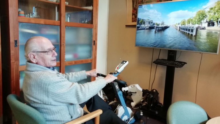 Senioren fietsen over de hele wereld vanuit de woonkamer ?