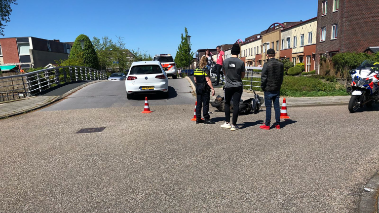 Scooterrijder klapt in Heerhugowaard op auto en eindigt in ziekenhuis