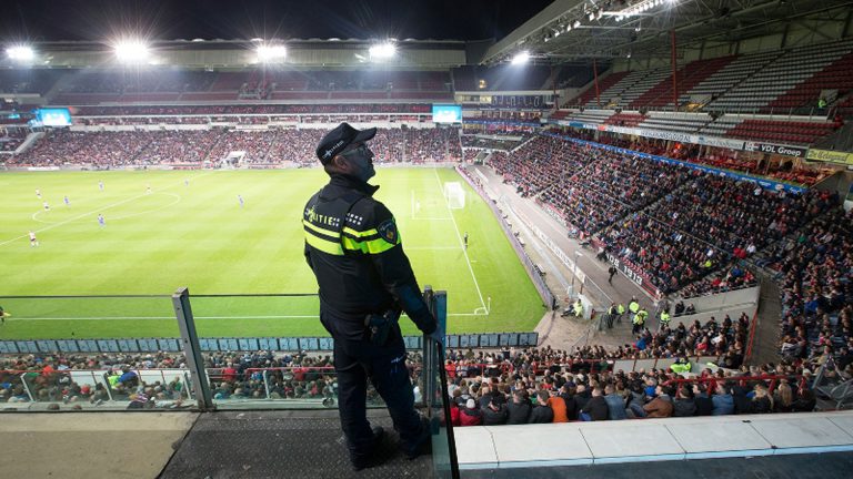 Heerhugowaarder (19) bekent ‘fakkelincident’ kampioenswedstrijd PSV-Ajax