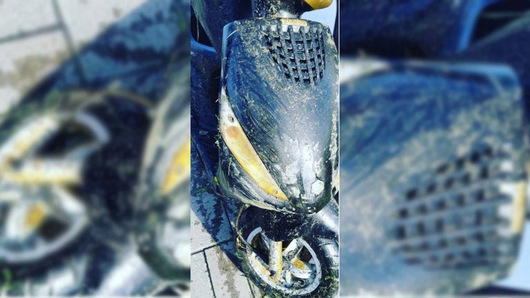 Oplettende visser vindt gestolen scooter in Waards water