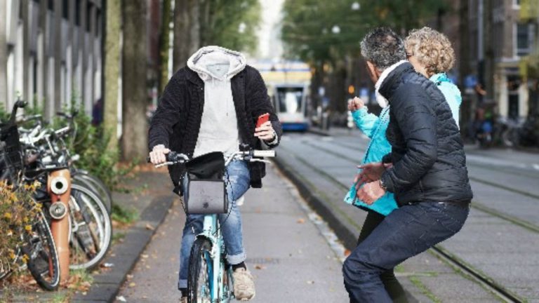 Telecomprovider Ben gaat strijd aan tegen app-ongelukken op de fiets