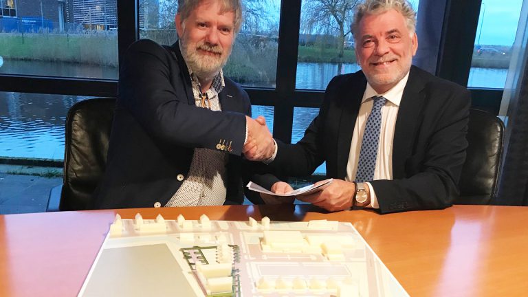 Plan ‘Overbrugging’ overhandigd aan Langedijker wethouder Jongenelen