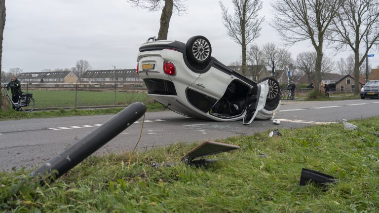 Auto op de kop na éénzijdig ongeval Middenweg Heerhugowaard