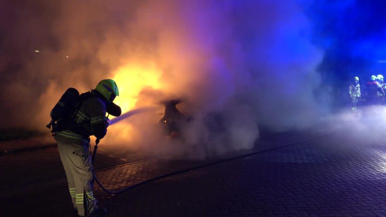 Auto gaat in vlammen op in Tulpenstraat Noord-Scharwoude