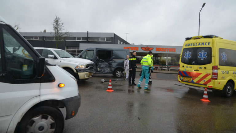 Veel schade bij ongeval op T-splitsing Pascalstraat en Stevinstraat in Heerhugowaard