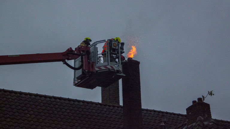 Vlammen uit recent schoongemaakte schoorsteen in Hensbroek