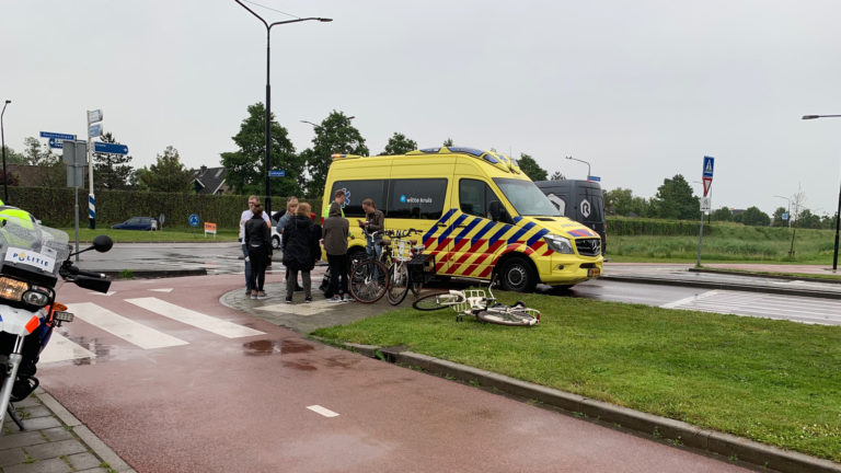 Twee fietsende meisjes aangereden op kruising Zuidtangent-Oostertochtpad