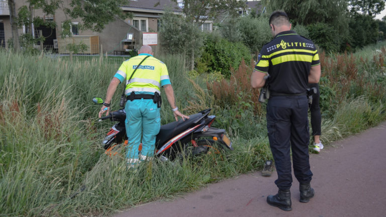 Scooterrijder gewond na voorrangsfout op kruising Westelijke Randweg en Loopakker in Zuid Scharwoude