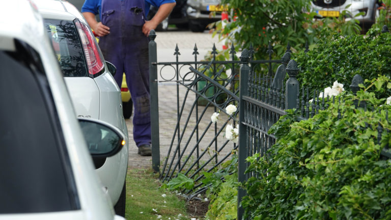 Automobiliste ramt na onwelwording tuinhek naast tankstation in Sint Pancras