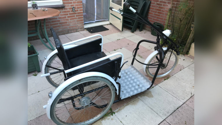 Handmatig aangedreven driewieler gevonden in sloot in Molenwijk, eigenaar gezocht