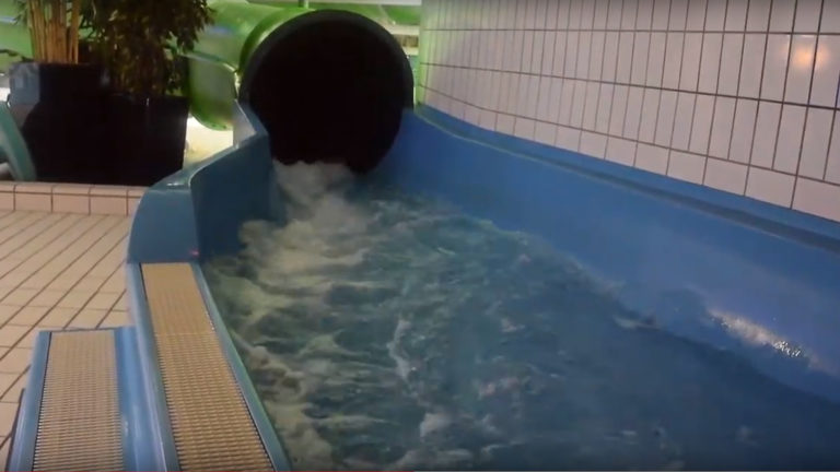 Speel Aquasmash op de nieuwe waterglijbaan van zwembad Waardergolf