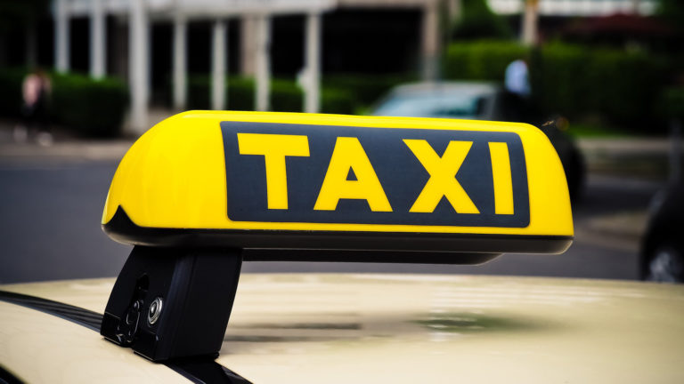 Politie doet inval bij Waards taxibedrijf op verdenking van illegaal taxivervoer