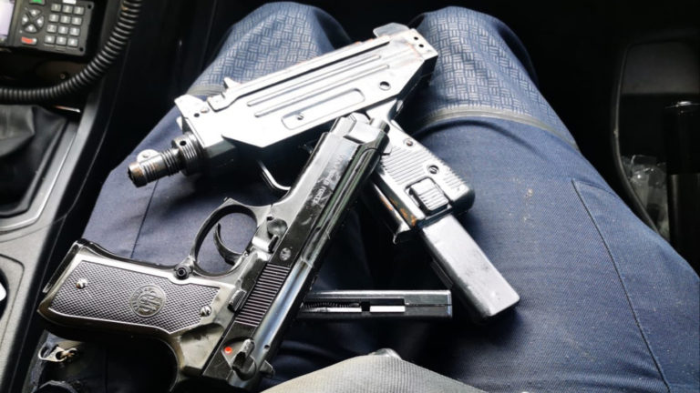Politie Alkmaar legt beslag op niet van echt te onderscheiden speelgoedwapens