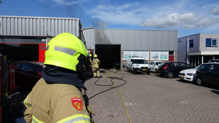 Auto in brand binnen bij autoservicebedrijf aan Breede Plat