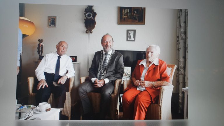 Burgemeester Bert Blase op verjaardagsbezoek bij 100-jarige heer Knebel