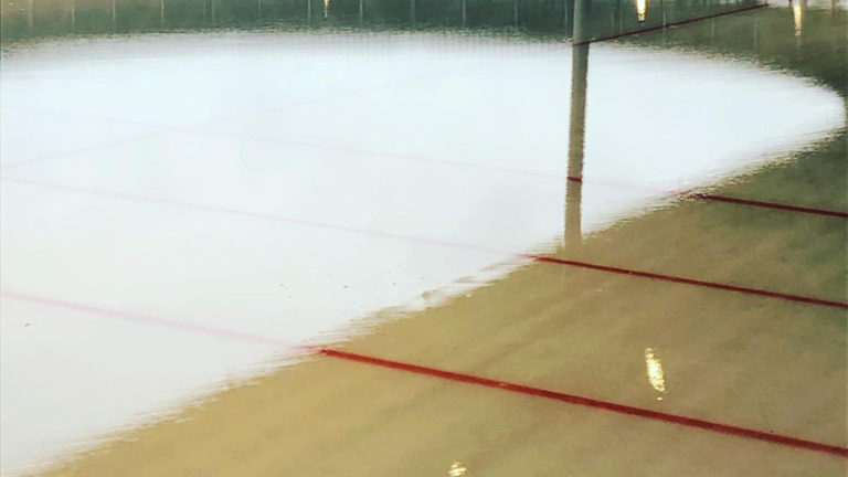 Opening ijsbaan De Meent Bauerfeind uitgesteld vanwege door slecht weer veroorzaakt slecht ijs