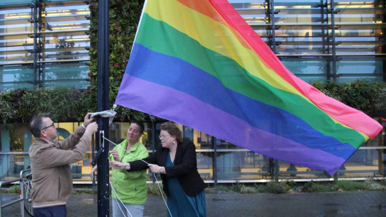 Wethouder Valent hijst de regenboogvlag op Coming-Outdag