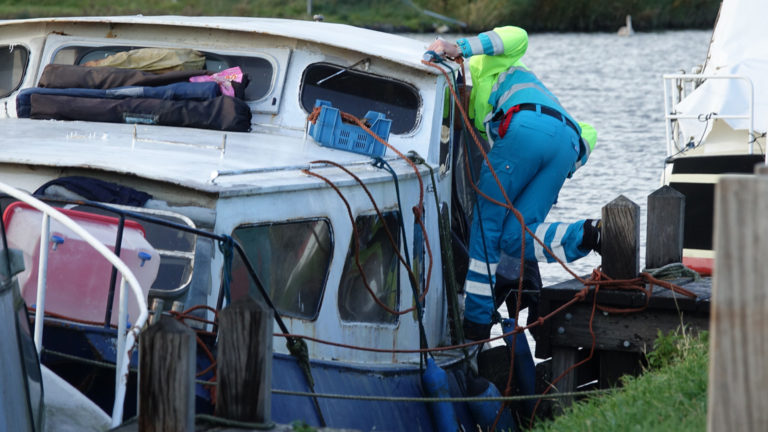Hulpdiensten naar boot aan Waarddijk vanwege rook: “Hij kan daar niet blijven wonen”