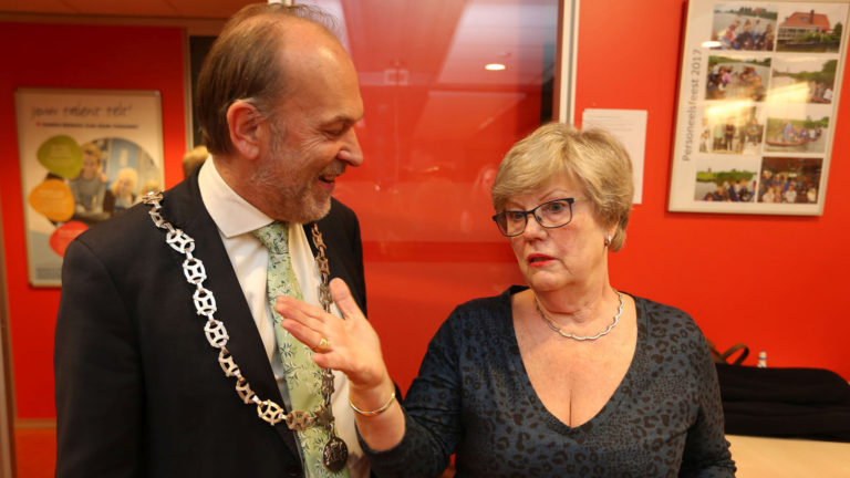 Joke van Dijk-Bording ontvangt koninklijke onderscheiding van burgemeester Blase