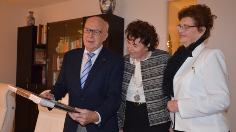 Burgemeester Kompier feliciteert platina echtpaar Klaas en Ria ten Bruggencate