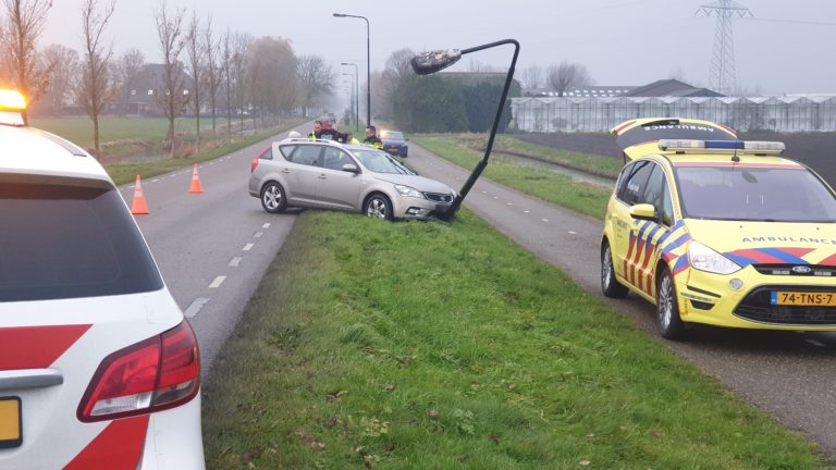 Automobilist botst op lantaarnpaal aan Rustenburgerweg, vermoedelijk door onwelwording