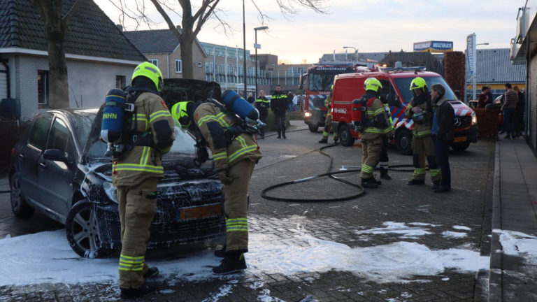 Motor vat vlam van auto geparkeerd aan Frans Halsstraat