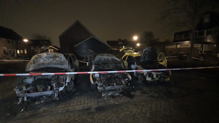 Drie in Heerhugowaard geparkeerde auto’s total loss door brand