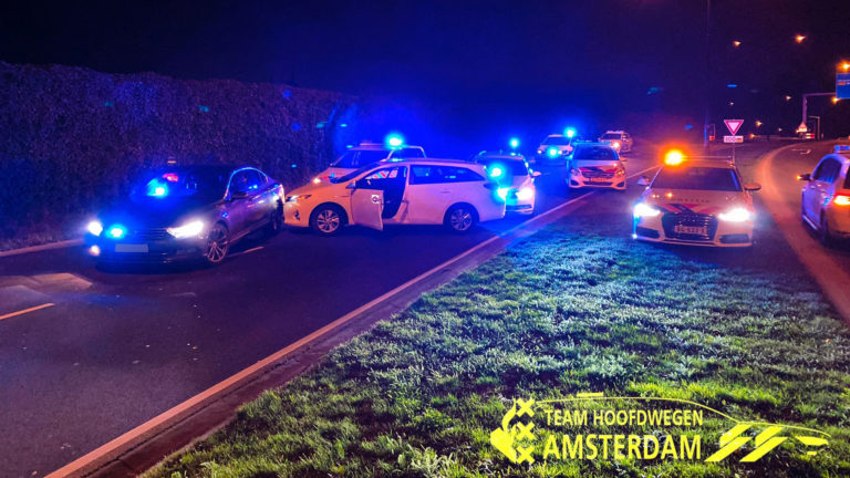 Automobilist negeert stopteken bij Amsterdam; wordt klem gereden bij Heerhugowaard