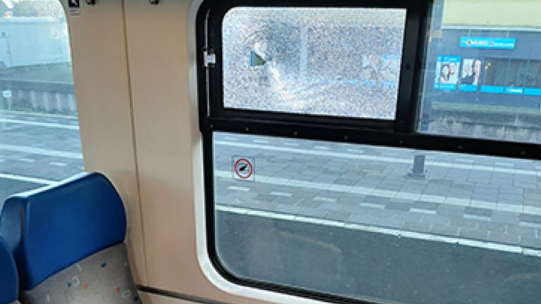 Slachtoffer van treinbekogeling: “Echt bizar, ik haalde het glas nog uit m’n ondergoed”