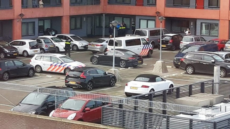 Politie ontruimt hennepkwekerij in appartement boven supermarkt in Heerhugowaard